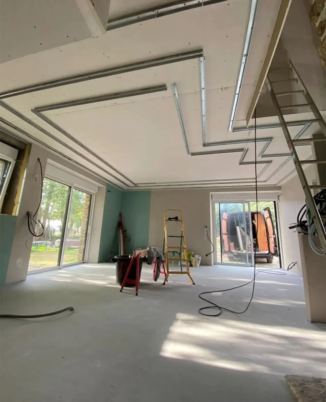 Ossature d’un plafond en cours de réalisation