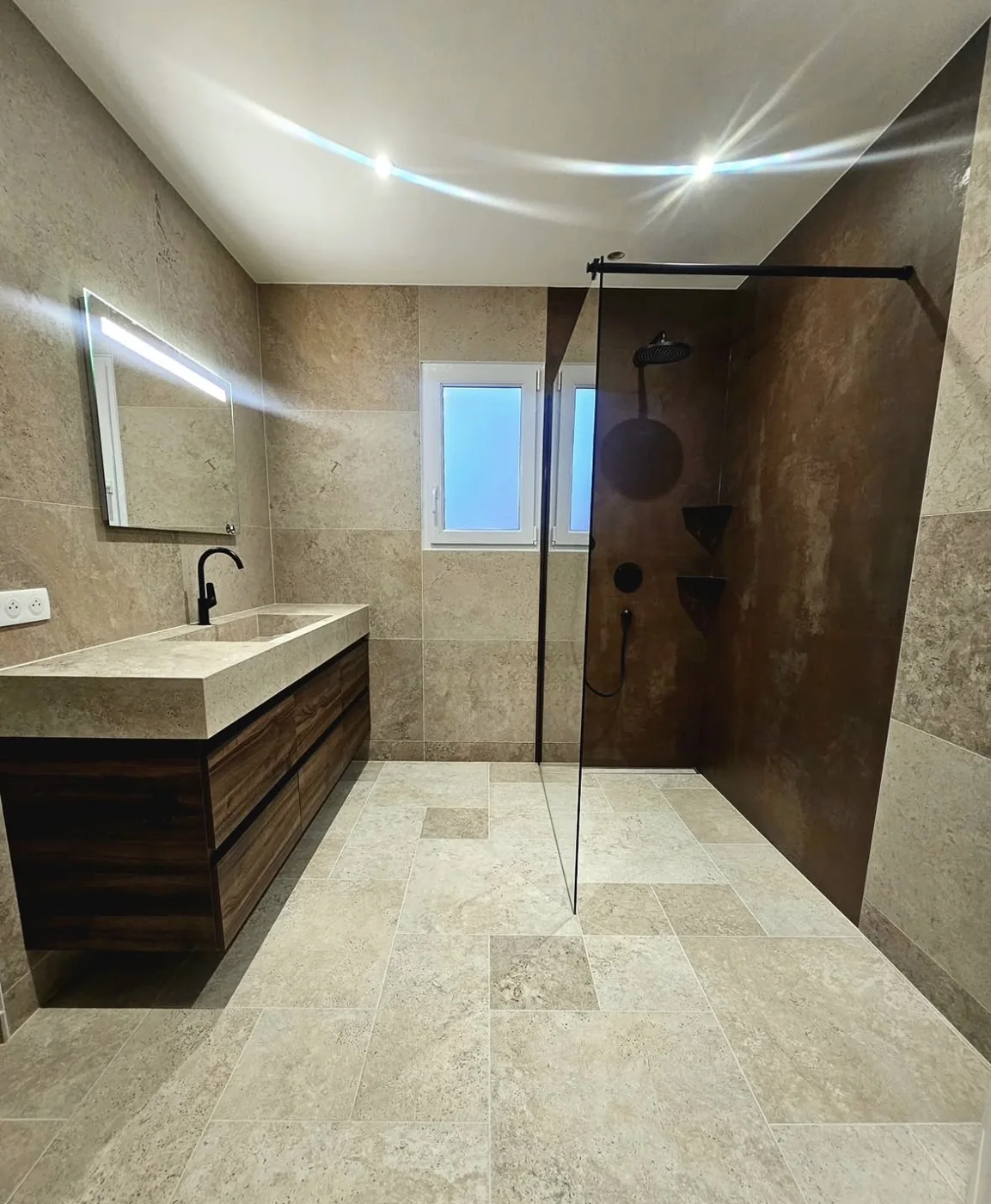 Salle de bains rénovée : douche vitrée et meuble vasque